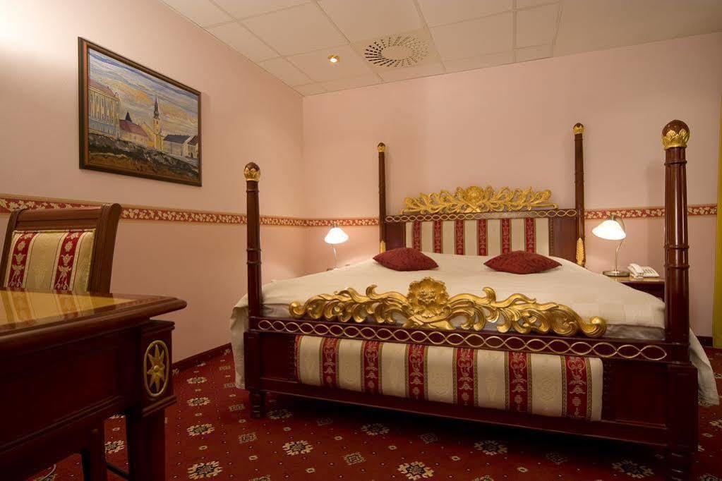 Hotel Alexander'S Nitra Exterior foto
